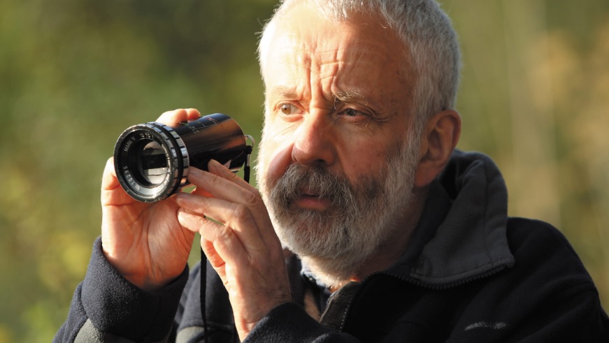 The Duality of Realism and Formalism in Mike Leigh`s movies