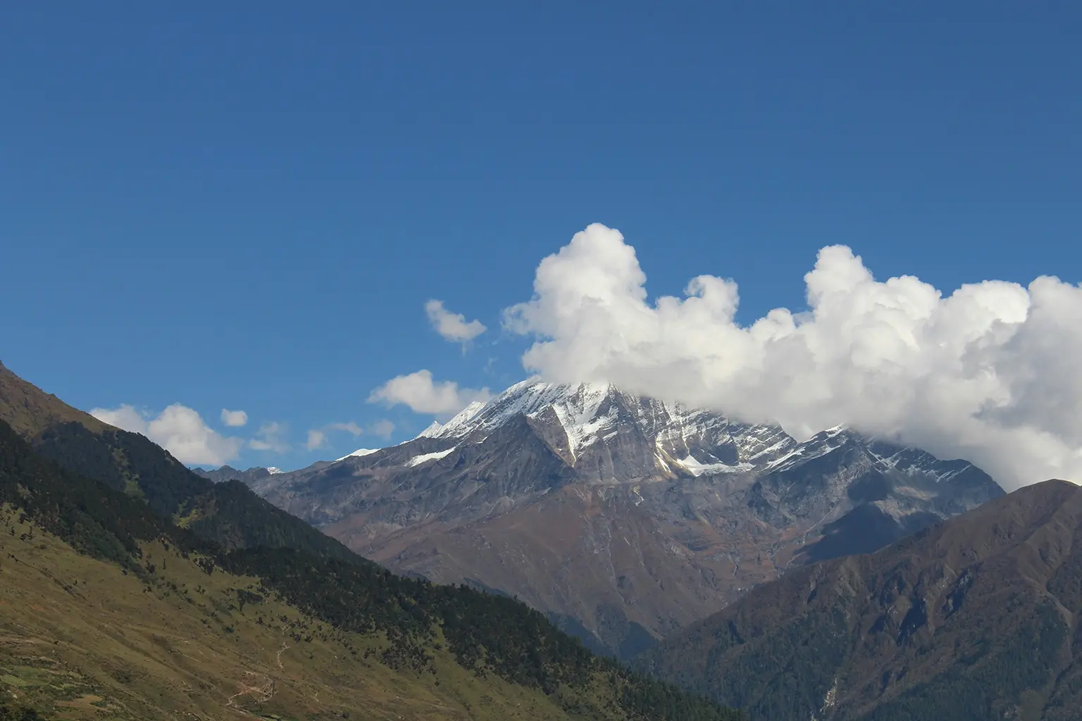 Travel to Annapurna Massif with Tracway