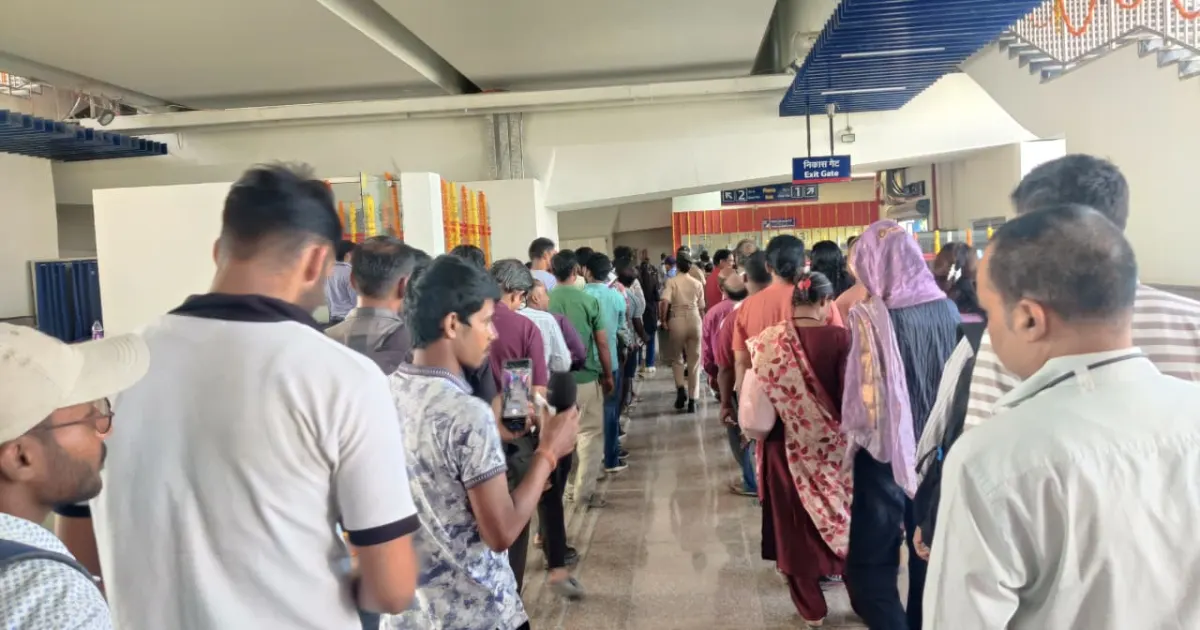 Passengers Boarding Patna Metro on Day One.webp