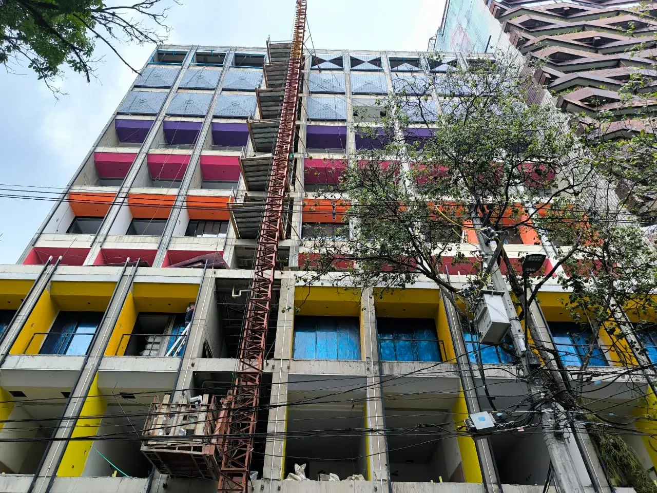 Edificio en obra - elevador y balcones