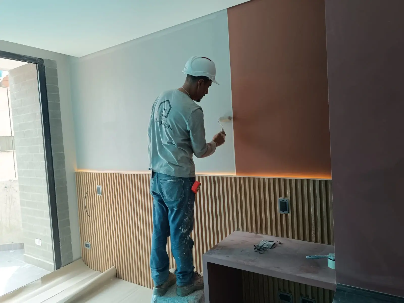 Pintor aplicando pintura