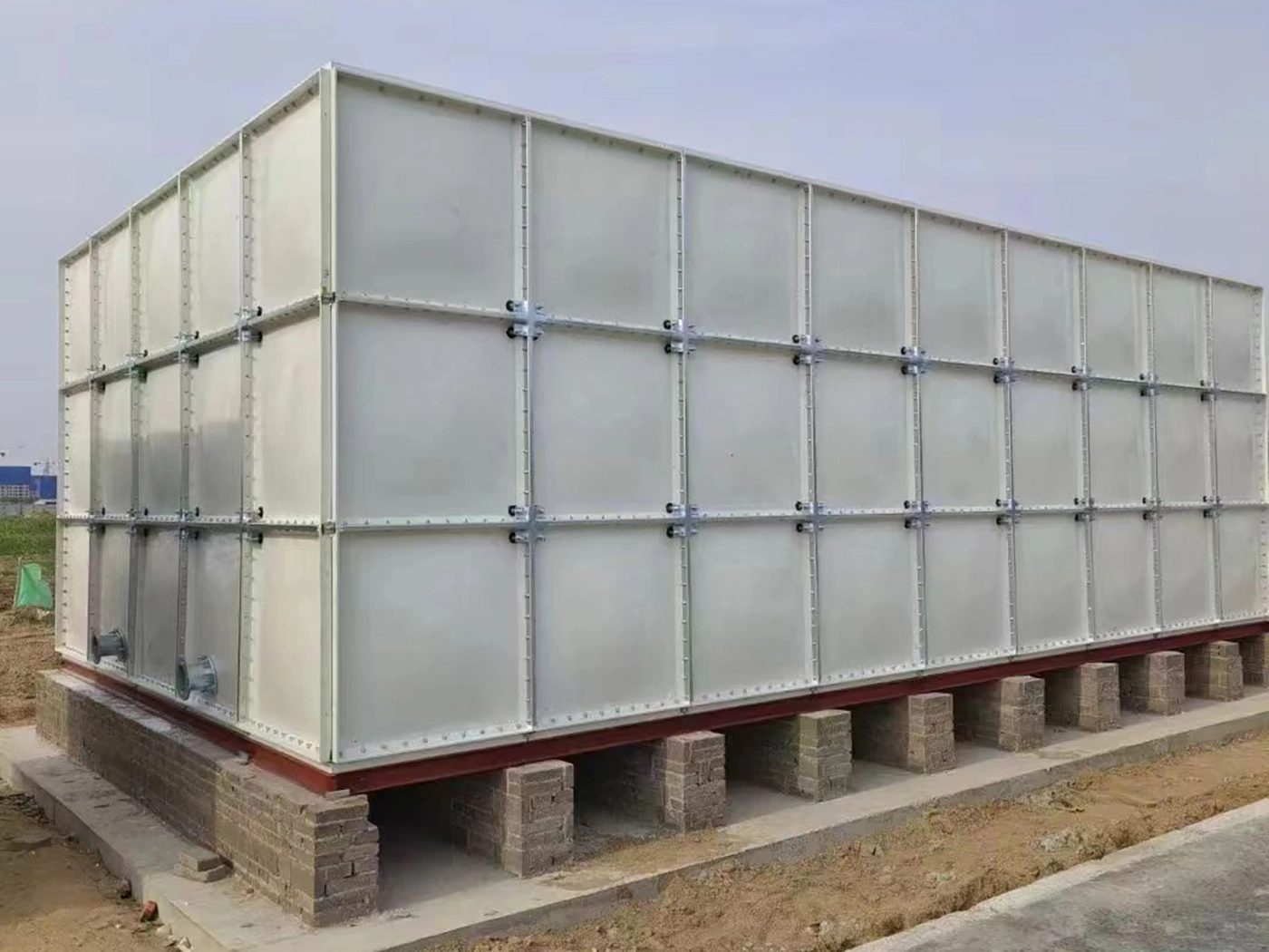 Large capacity fiberglass water tanks.jpg